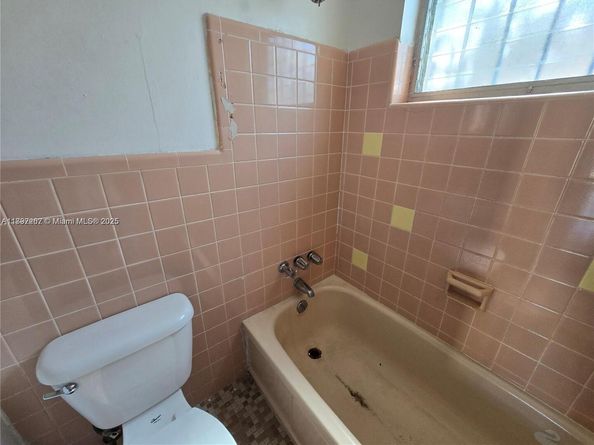 70 NW 77th St 11, Miami FL 33150