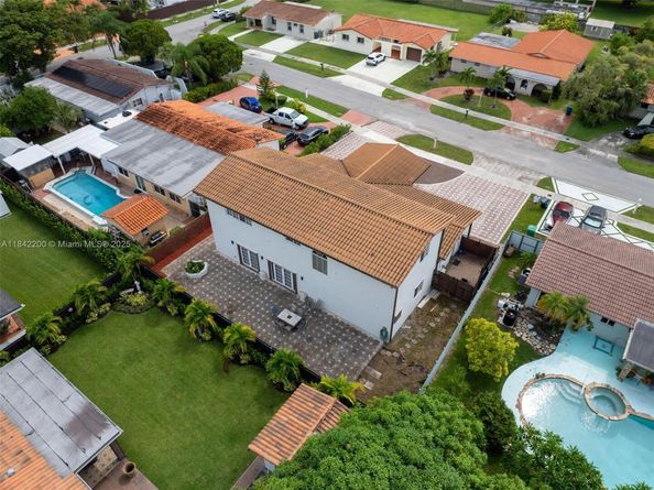2705 SW 108th Ct, Miami FL 33165