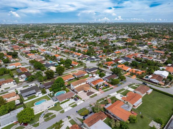 2705 SW 108th Ct, Miami FL 33165
