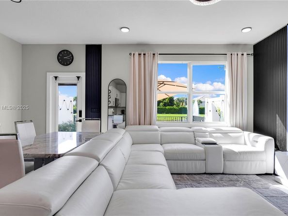 2913 Olivia Ave, Lauderdale Lakes FL 33311