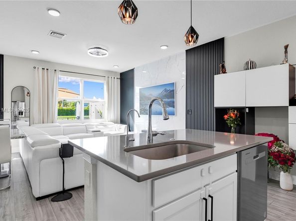 2913 Olivia Ave, Lauderdale Lakes FL 33311