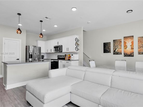 2913 Olivia Ave, Lauderdale Lakes FL 33311