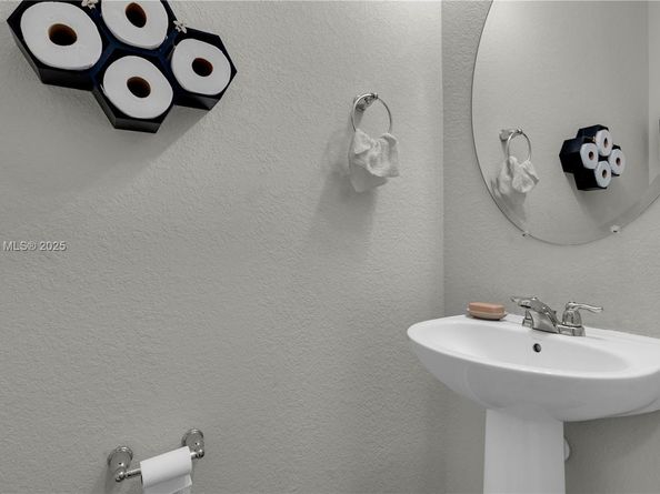 2913 Olivia Ave, Lauderdale Lakes FL 33311