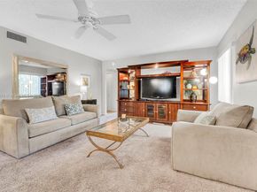 442 Pine Glen Ln D2, Green Acres FL 33463