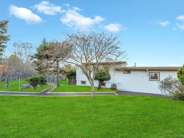 2 Dolphin Way, Riverhead NY 11901