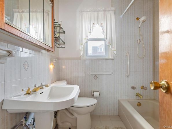 806 Clintonville Street, Whitestone NY 11357