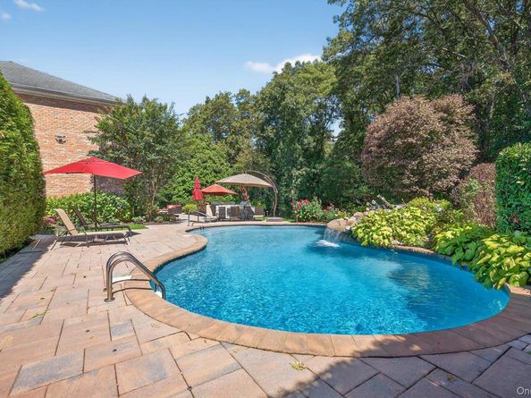 70 Keri Way, Woodbury NY 11797