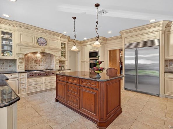 70 Keri Way, Woodbury NY 11797