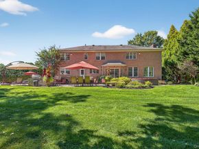 70 Keri Way, Woodbury NY 11797