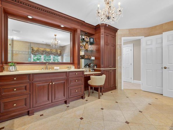 70 Keri Way, Woodbury NY 11797