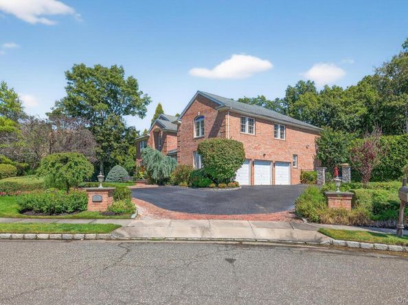 70 Keri Way, Woodbury NY 11797