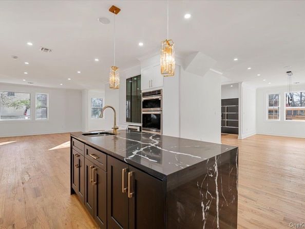 1130A Carlls Straight Path, Dix Hills NY 11746