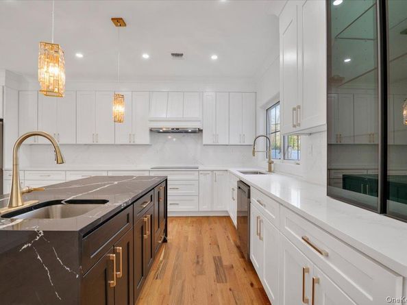 1130A Carlls Straight Path, Dix Hills NY 11746