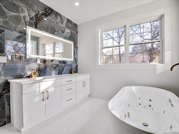 1130A Carlls Straight Path, Dix Hills NY 11746