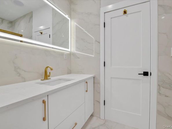 1130A Carlls Straight Path, Dix Hills NY 11746