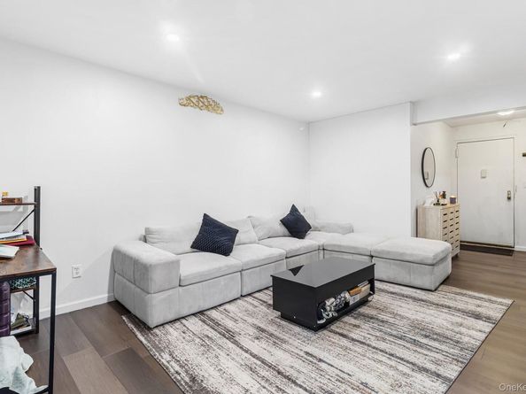 20 Wendell Street 39C, Hempstead NY 11550