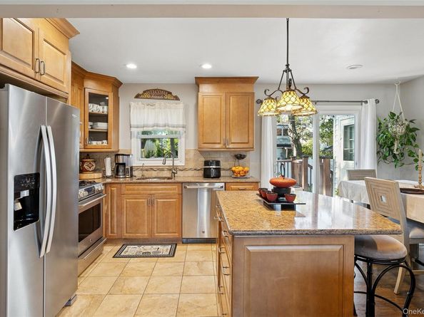 320 W 11th Street, Deer Park NY 11729