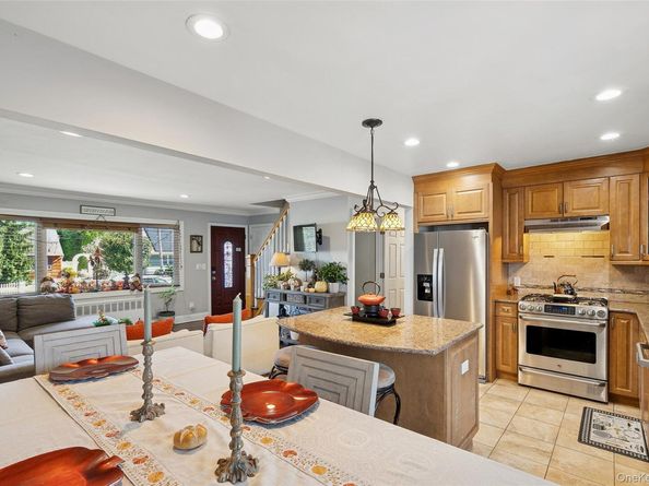 320 W 11th Street, Deer Park NY 11729