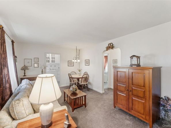 72-45 Little Neck Parkway upper, Glen Oaks NY 11004