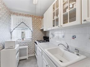72-45 Little Neck Parkway upper, Glen Oaks NY 11004