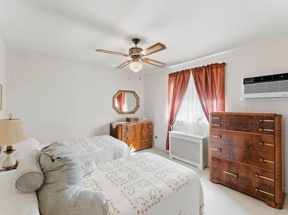 72-45 Little Neck Parkway upper, Glen Oaks NY 11004