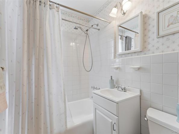 72-45 Little Neck Parkway upper, Glen Oaks NY 11004