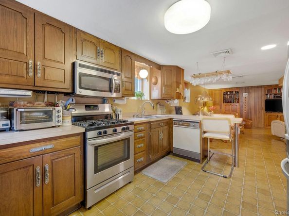 48 Elissa Lane, Yonkers NY 10710