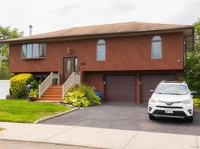 557 N Kings Avenue, Lindenhurst NY 11757