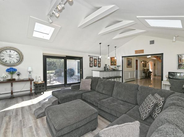 10 Burnham Lane, Dix Hills NY 11746