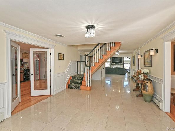 10 Burnham Lane, Dix Hills NY 11746