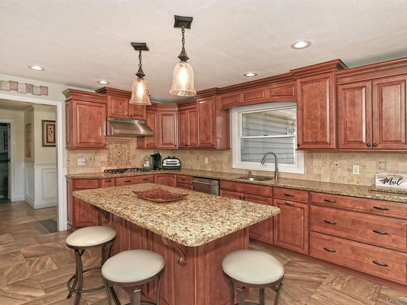 10 Burnham Lane, Dix Hills NY 11746