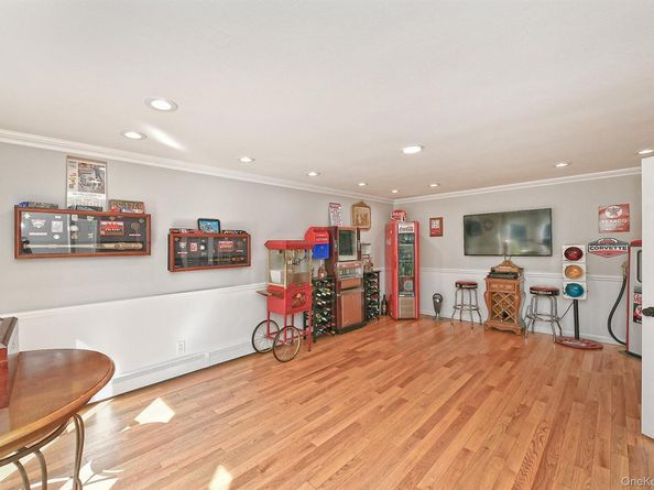 10 Burnham Lane, Dix Hills NY 11746