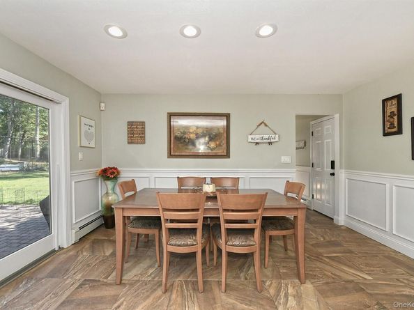 10 Burnham Lane, Dix Hills NY 11746
