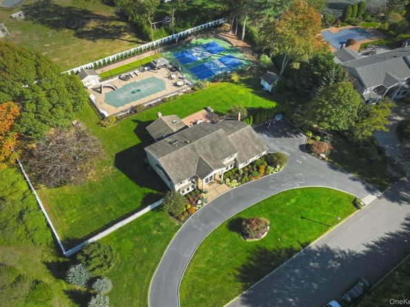 10 Burnham Lane, Dix Hills NY 11746