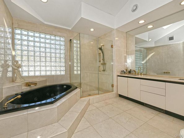 10 Burnham Lane, Dix Hills NY 11746