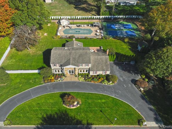 10 Burnham Lane, Dix Hills NY 11746