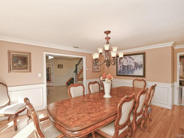 10 Burnham Lane, Dix Hills NY 11746
