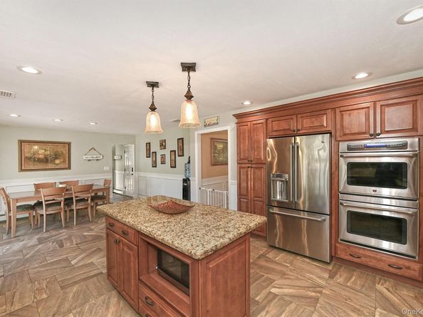 10 Burnham Lane, Dix Hills NY 11746