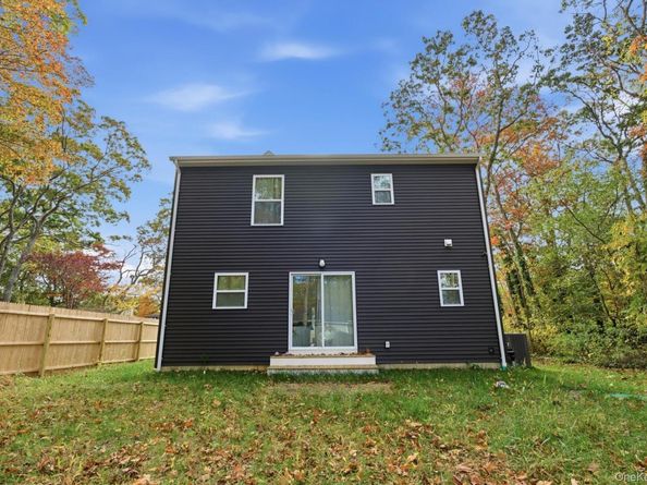 27 Pinewood Dr, Shirley NY 11967