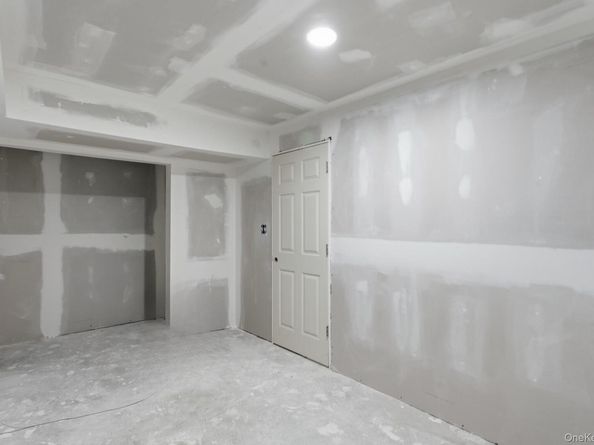 27 Pinewood Dr, Shirley NY 11967