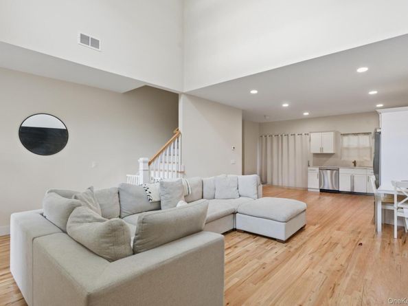 27 Pinewood Dr, Shirley NY 11967