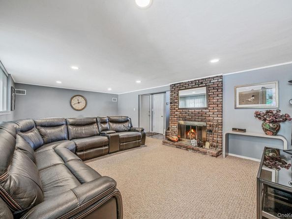 26 Long Ridge Road, Plainview NY 11803