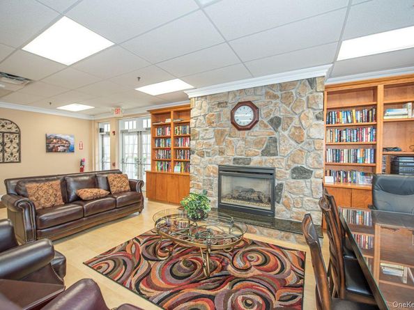 513 Narragansett Villas Drive 513, Lindenhurst NY 11757