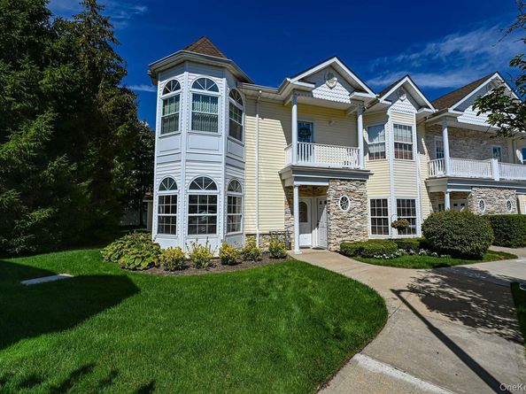 513 Narragansett Villas Drive 513, Lindenhurst NY 11757