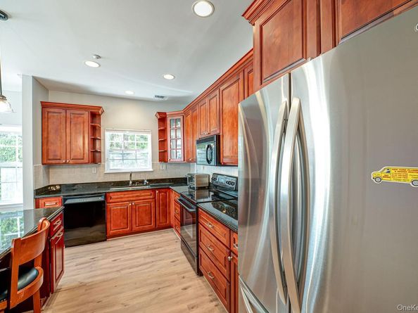 513 Narragansett Villas Drive 513, Lindenhurst NY 11757