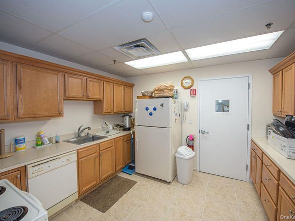 513 Narragansett Villas Drive 513, Lindenhurst NY 11757