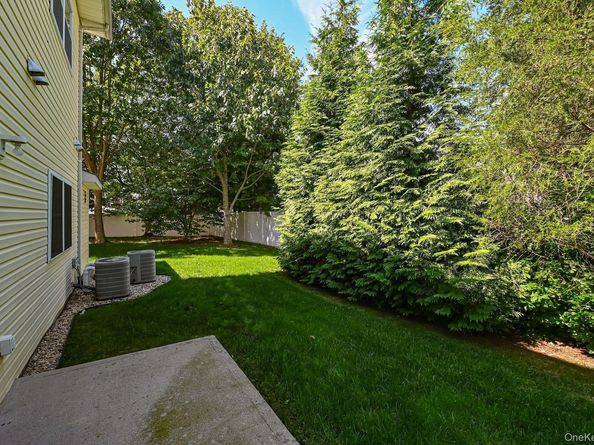 513 Narragansett Villas Drive 513, Lindenhurst NY 11757
