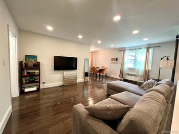 224-33 Kingsbury Avenue