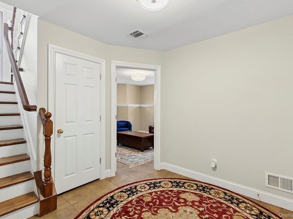 106 Morris Avenue 8, Rockville Centre NY 11570