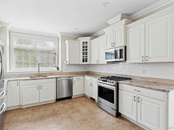 106 Morris Avenue 8, Rockville Centre NY 11570